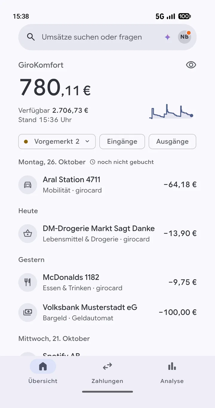 Girovo auf einem Android-Telefon: oben die Suche „Umsätze suchen oder fragen“, darunter Kontostand und Verfügbar, Filter für Vorgemerkt, Eingänge und Ausgänge und die Umsätze nach Tagen.